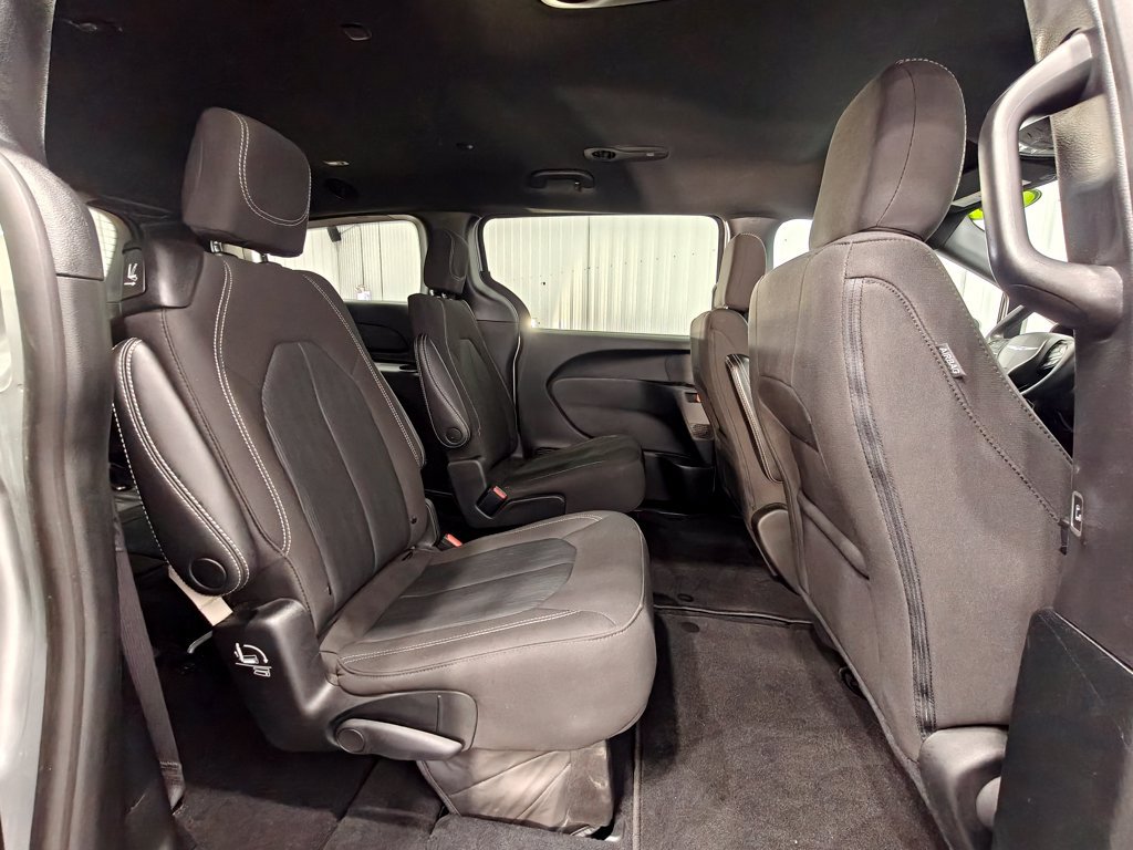 Used 2023 Chrysler Pacifica Touring FWD image 21