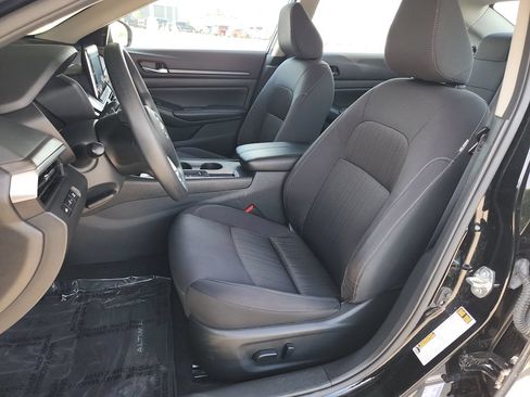 Used 2025 Nissan Altima 2.5 SV FWD image 13