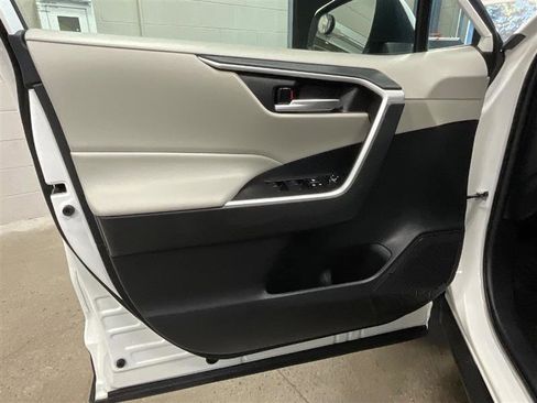 Used 2021 Toyota RAV4 XLE w/ Convenience Package image 10