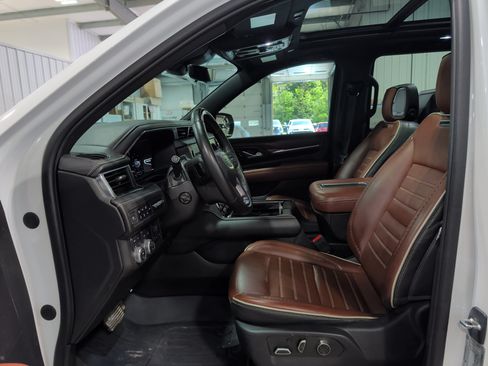 Used 2023 GMC Yukon Denali Ultimate AWD/4WD image 8
