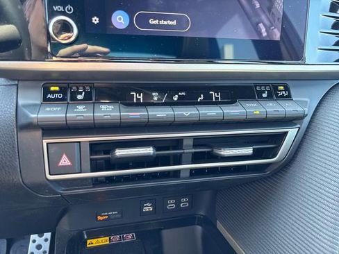 Used 2025 Toyota Camry SE w/ Convenience Package FWD image 23