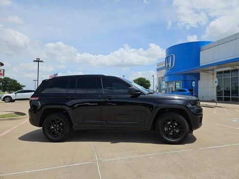 Used 2025 Jeep Grand Cherokee Altitude AWD/4WD image 4