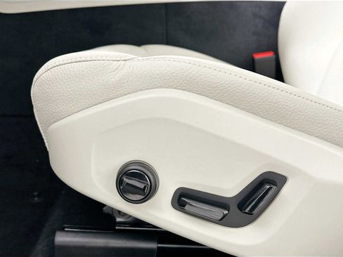 Used 2025 Volvo XC60 B5 Plus w/ Protection Package Premier image 18