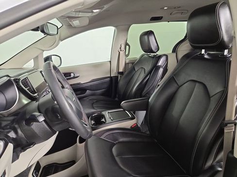 Used 2024 Chrysler Pacifica Touring-L FWD image 13