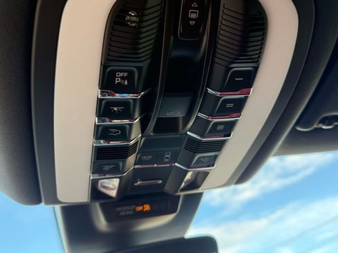 Used 2020 Porsche Macan AWD/4WD image 23