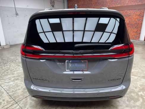 Used 2025 Chrysler Pacifica Limited FWD image 4