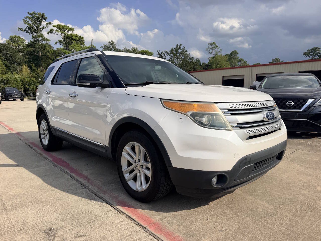Used 2015 Ford Explorer XLT w/ Equipment Group 202A FWD image 4