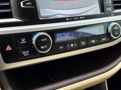 Used 2019 Toyota Highlander XLE image 26