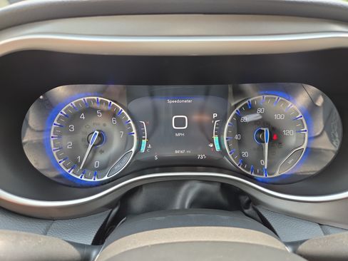 Used 2023 Chrysler Pacifica Touring-L FWD image 14