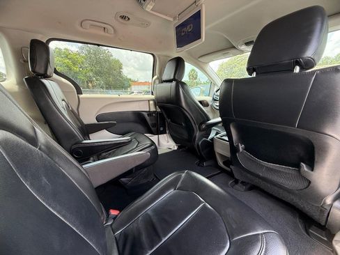 Used 2017 Chrysler Pacifica Touring-L FWD image 24