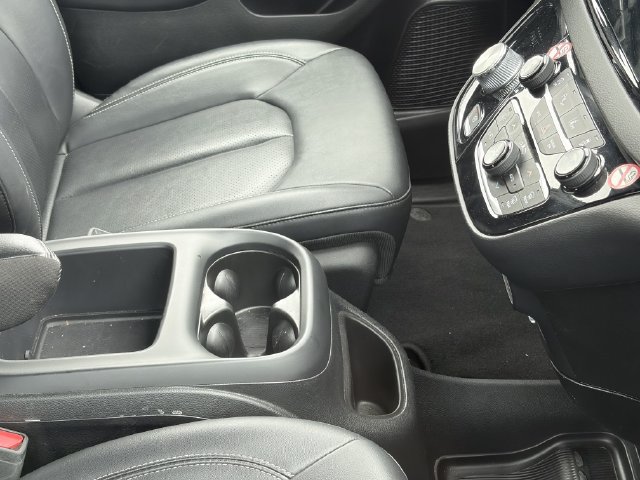 Used 2025 Chrysler Pacifica Select FWD image 9