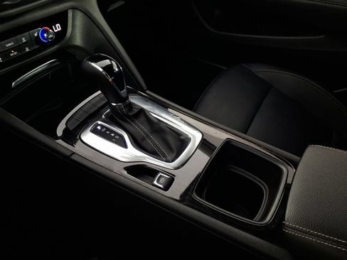 Used 2018 Buick Regal Essence FWD image 21