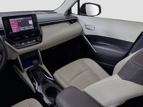 Used 2022 Toyota Corolla Cross XLE w/ Convenience Package FWD image 27