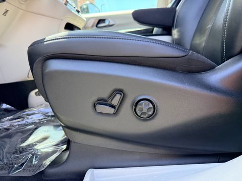 Used 2024 Chrysler Pacifica Limited FWD image 17