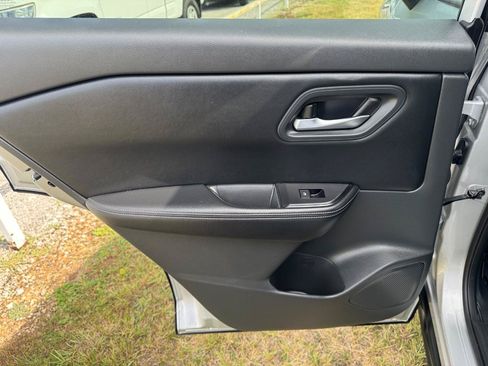 Used 2025 Nissan Rogue SV AWD/4WD image 18