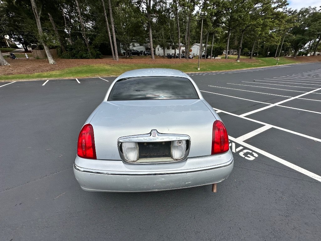 Used 2002 Lincoln Town Car Signature RWD image 5