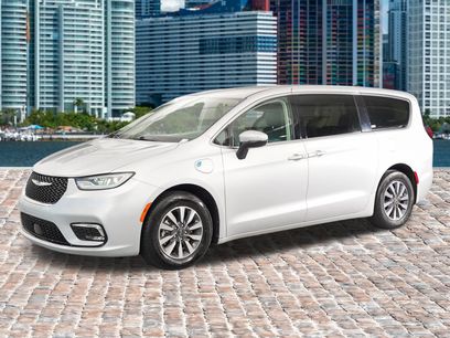 Used 2023 Chrysler Pacifica Touring-L