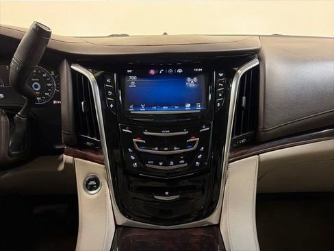 Used 2015 Cadillac Escalade Luxury image 26