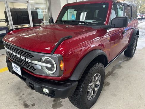 Certified 2025 Ford Bronco Badlands image 3