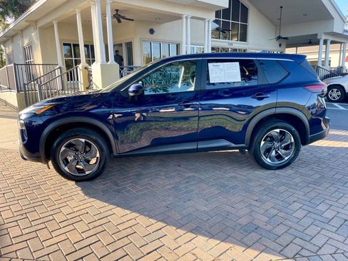 Used 2024 Nissan Rogue SV image 2