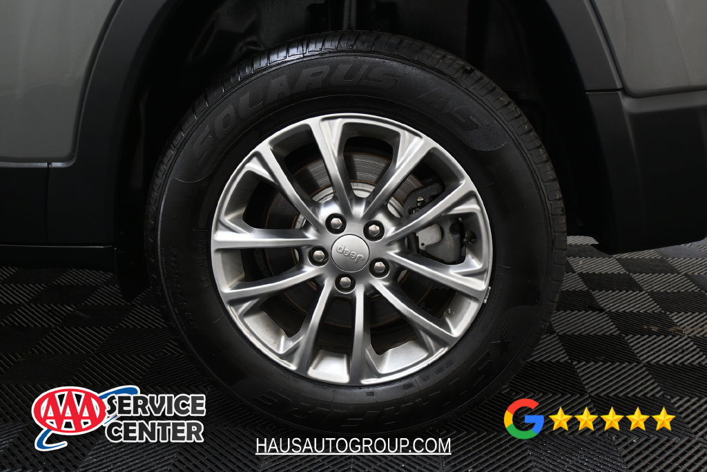 Used 2019 Jeep Cherokee Latitude Plus w/ Cold Weather Group AWD/4WD image 34