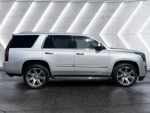 Used 2016 Cadillac Escalade Luxury AWD/4WD image 6