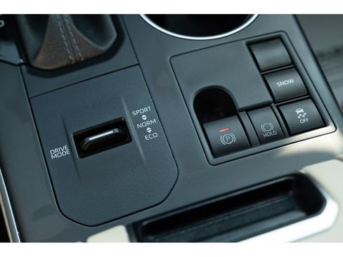 Used 2025 Toyota Highlander XLE FWD image 28
