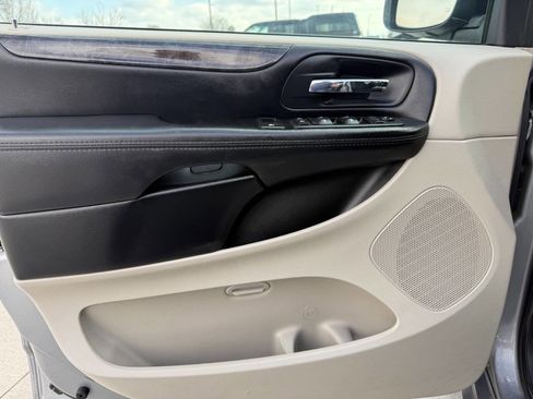 Used 2016 Dodge Grand Caravan SXT w/ Rear Park Assist Package image 32