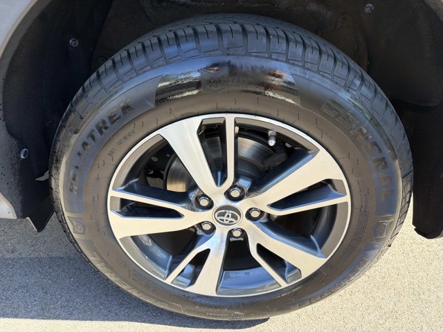 Used 2018 Toyota RAV4 XLE FWD image 30