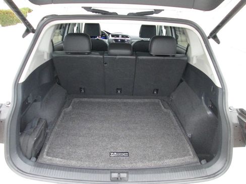 Used 2022 Volkswagen Tiguan SE w/ Panoramic Sunroof Package image 18