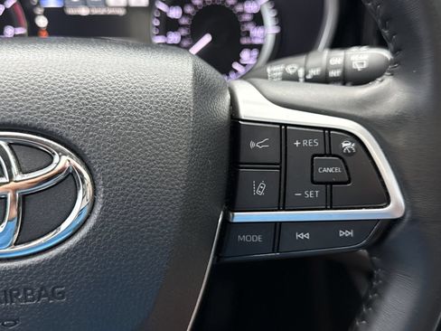 Used 2023 Toyota Highlander XLE FWD image 24