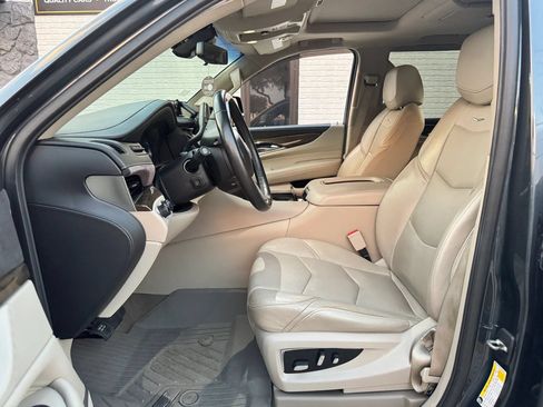 Used 2019 Cadillac Escalade Luxury AWD/4WD image 10