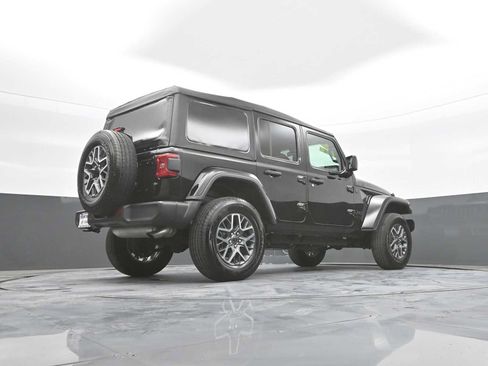 Used 2025 Jeep Wrangler Unlimited Sahara AWD/4WD image 38