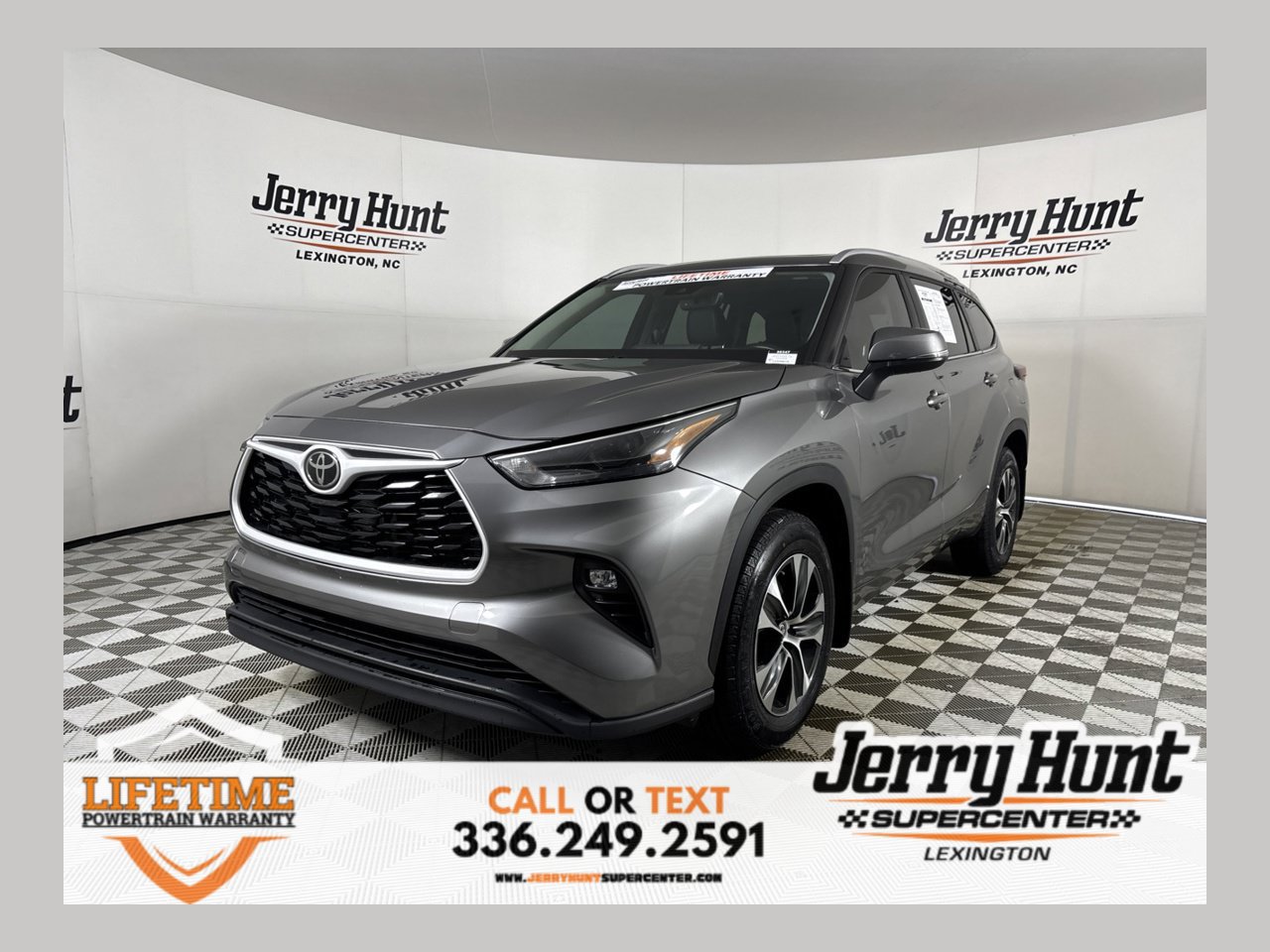 Used 2025 Toyota Highlander XLE FWD image 1