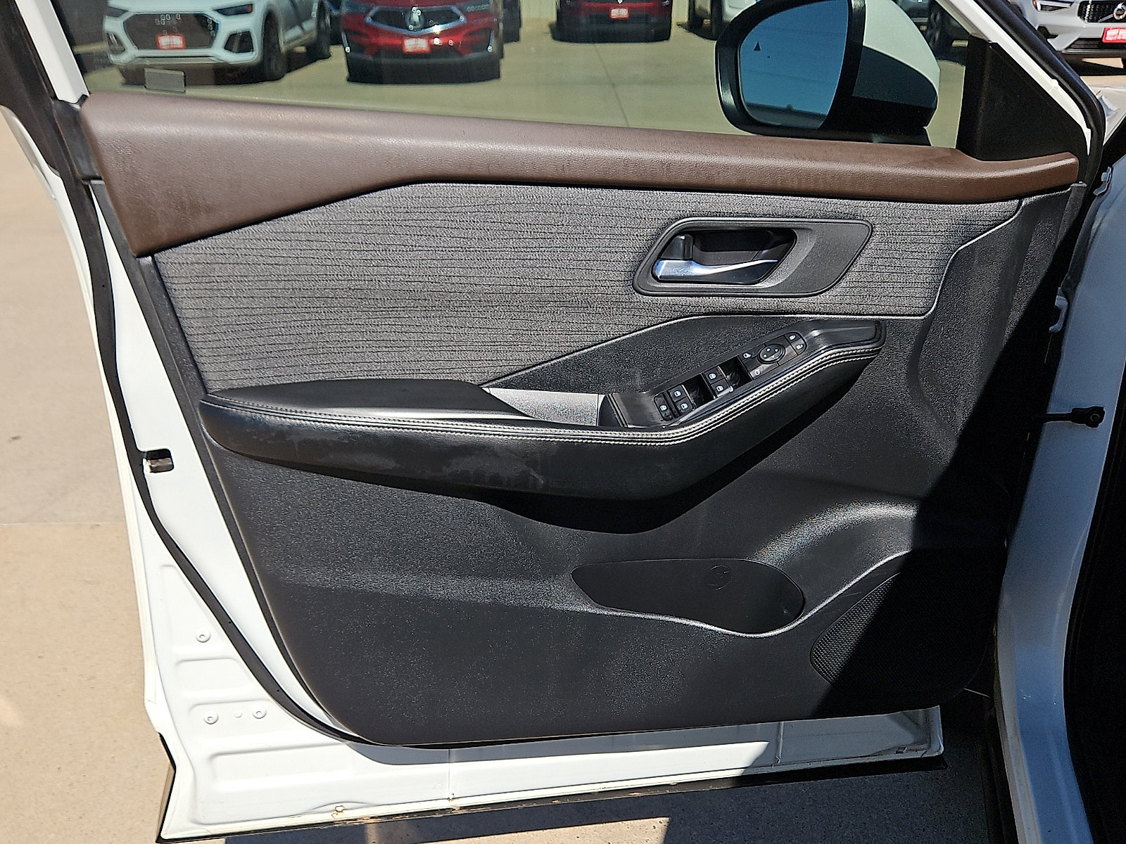 Used 2023 Nissan Rogue SV FWD image 12