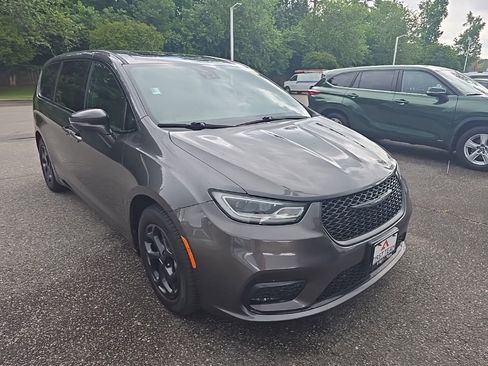 Used 2022 Chrysler Pacifica Limited w/ S Appearance Package FWD image 3