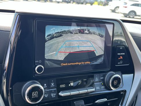 Used 2023 Toyota Highlander LE FWD image 27