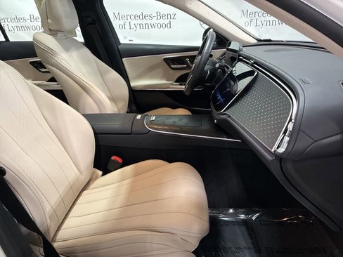 Used 2024 Mercedes-Benz E 350 4MATIC Sedan image 28