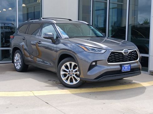 Used 2023 Toyota Highlander Limited AWD/4WD image 2