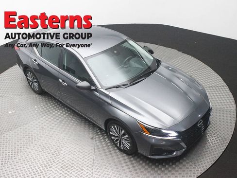 Used 2025 Nissan Altima 2.5 SV FWD image 3