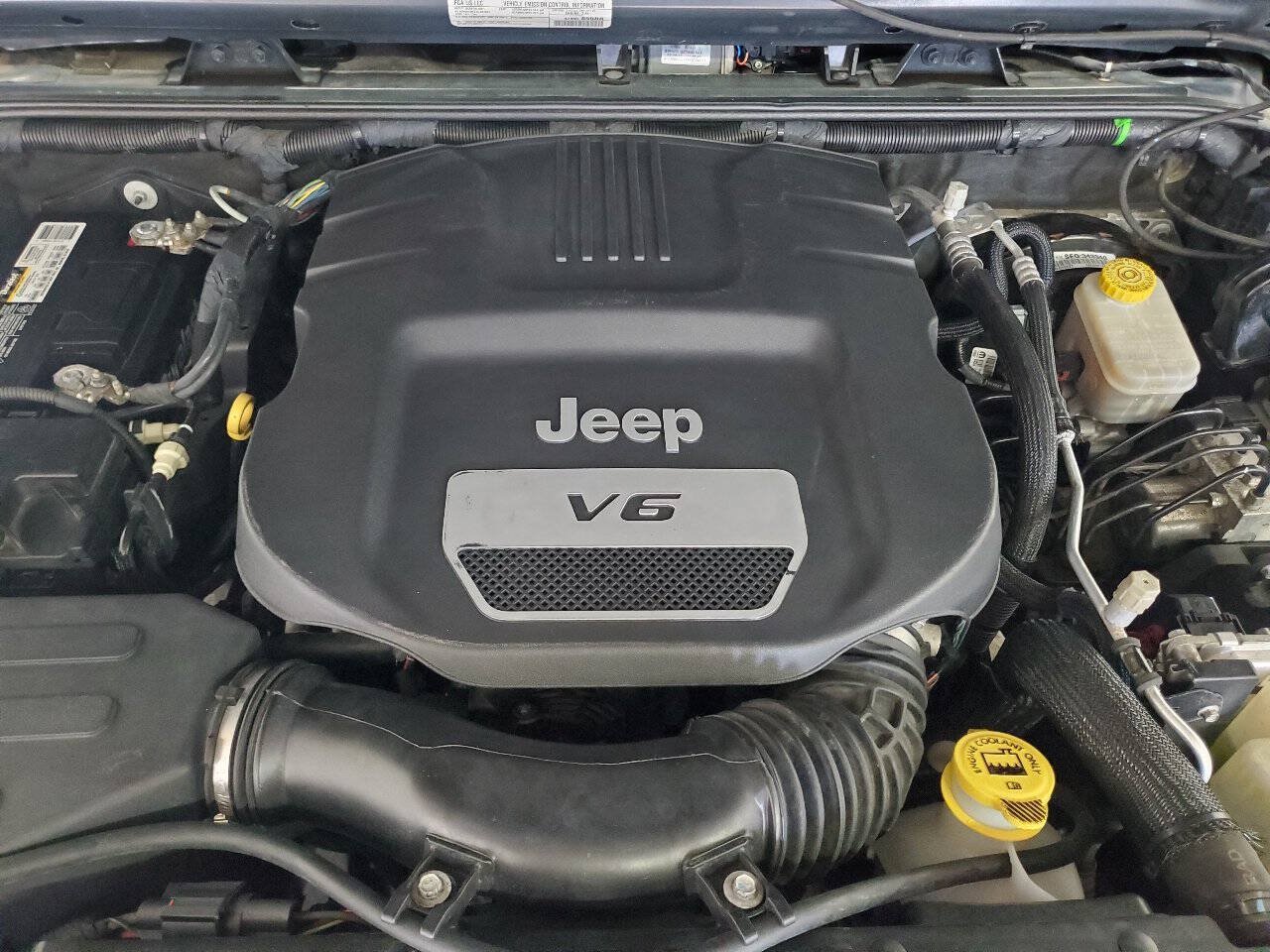 Used 2017 Jeep Wrangler Unlimited Sport w/ Connectivity Group AWD/4WD image 4