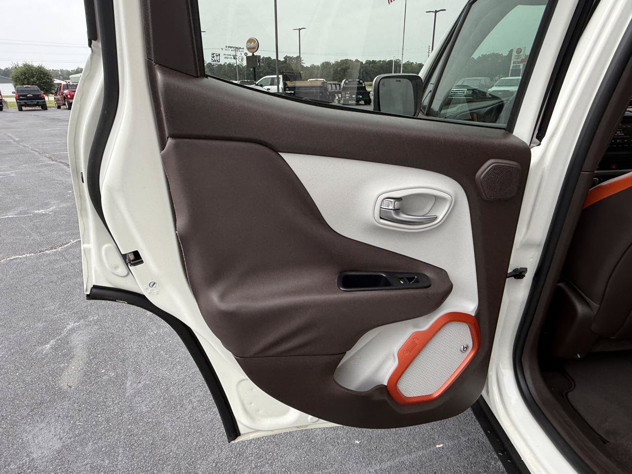 Used 2017 Jeep Renegade Limited AWD/4WD image 10