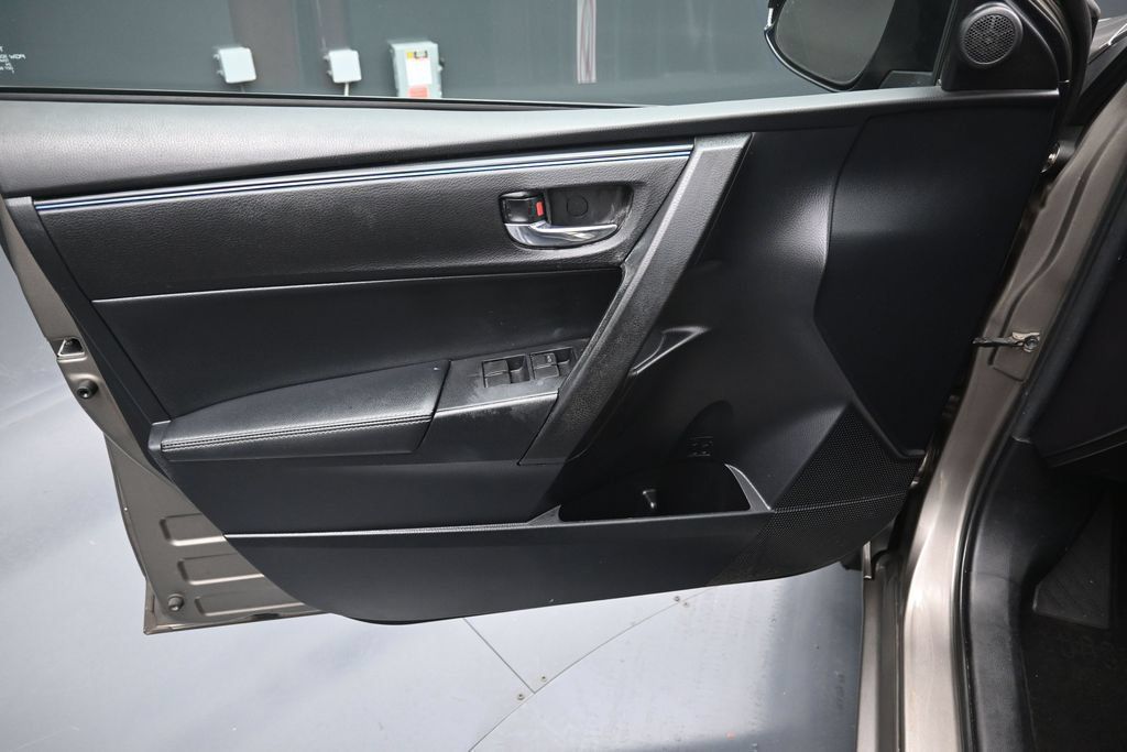 Used 2018 Toyota Corolla SE FWD image 10