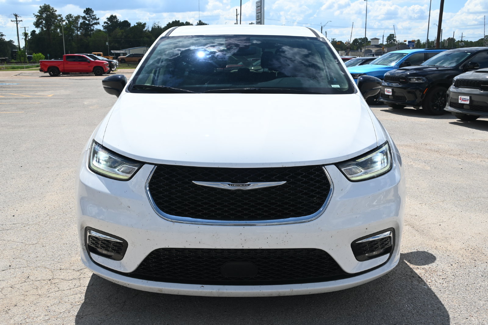 Used 2024 Chrysler Pacifica Touring-L FWD image 6