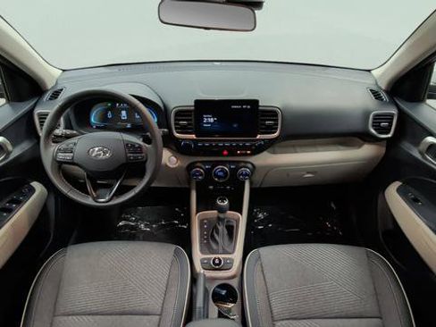 Used 2025 Hyundai Venue Limited FWD image 10