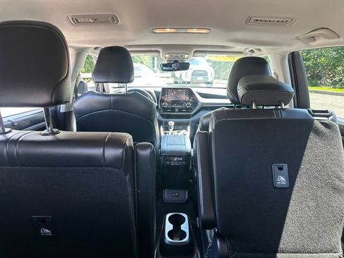 Used 2022 Toyota Highlander XLE AWD/4WD image 14