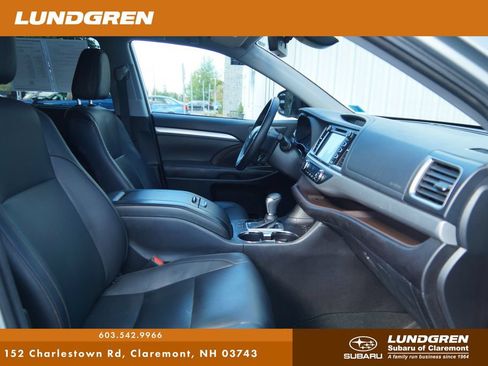 Used 2018 Toyota Highlander XLE w/ Carpet Mat Package (TMS) AWD/4WD image 10