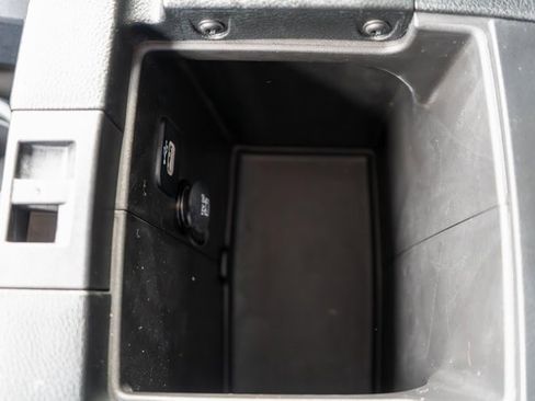 Used 2017 Jeep Wrangler Unlimited Rubicon w/ Connectivity Group image 32