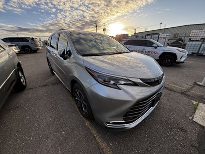 Used 2025 Toyota Sienna Platinum