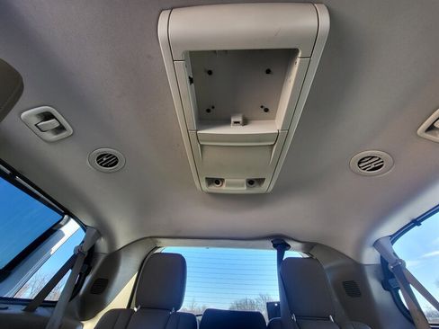 Used 2016 Chrysler Town & Country Touring-L image 22